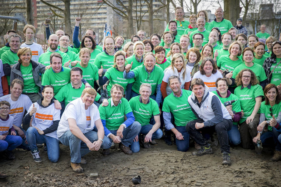 Leeuwarder ondernemers, samen met Koning Willem-Alexander en Koningin Máxima, tijdens NLdoet in Leeuwarden